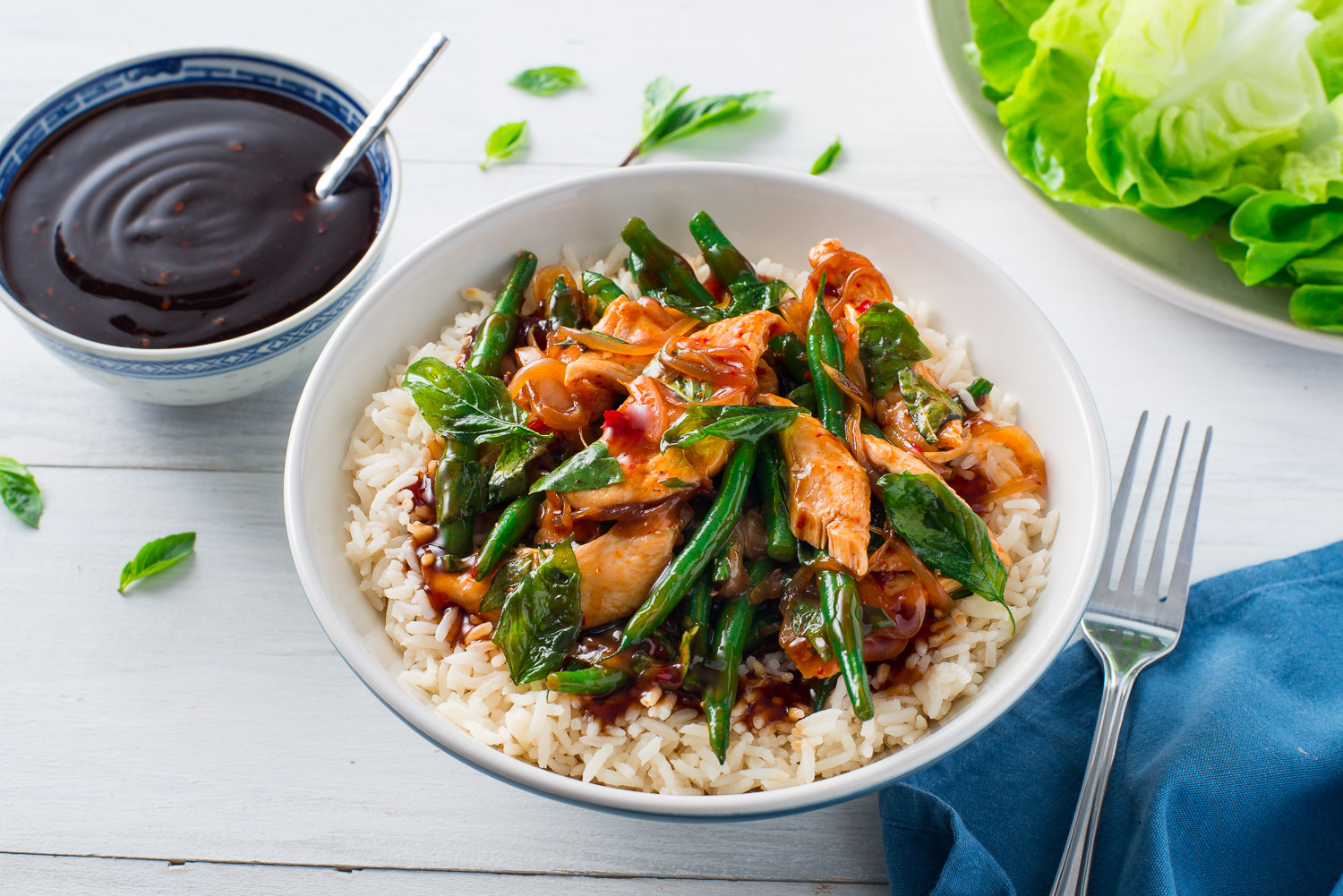 Un sauté savoureux et facile à faire avec du basilic thaïlandais frais et de la sauce pour sauté Teriyaki VH®. 