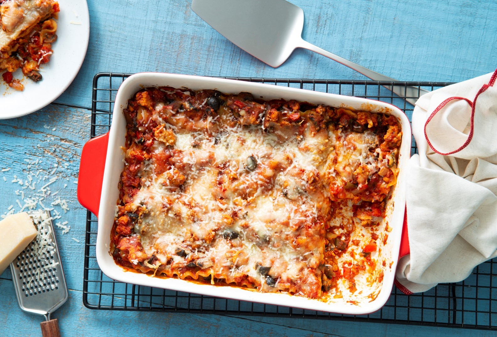 Une lasagne aux saveurs de poulet cacciatore, un plat réconfortant idéal pour les fraîches soirées d’automne et d’hiver.