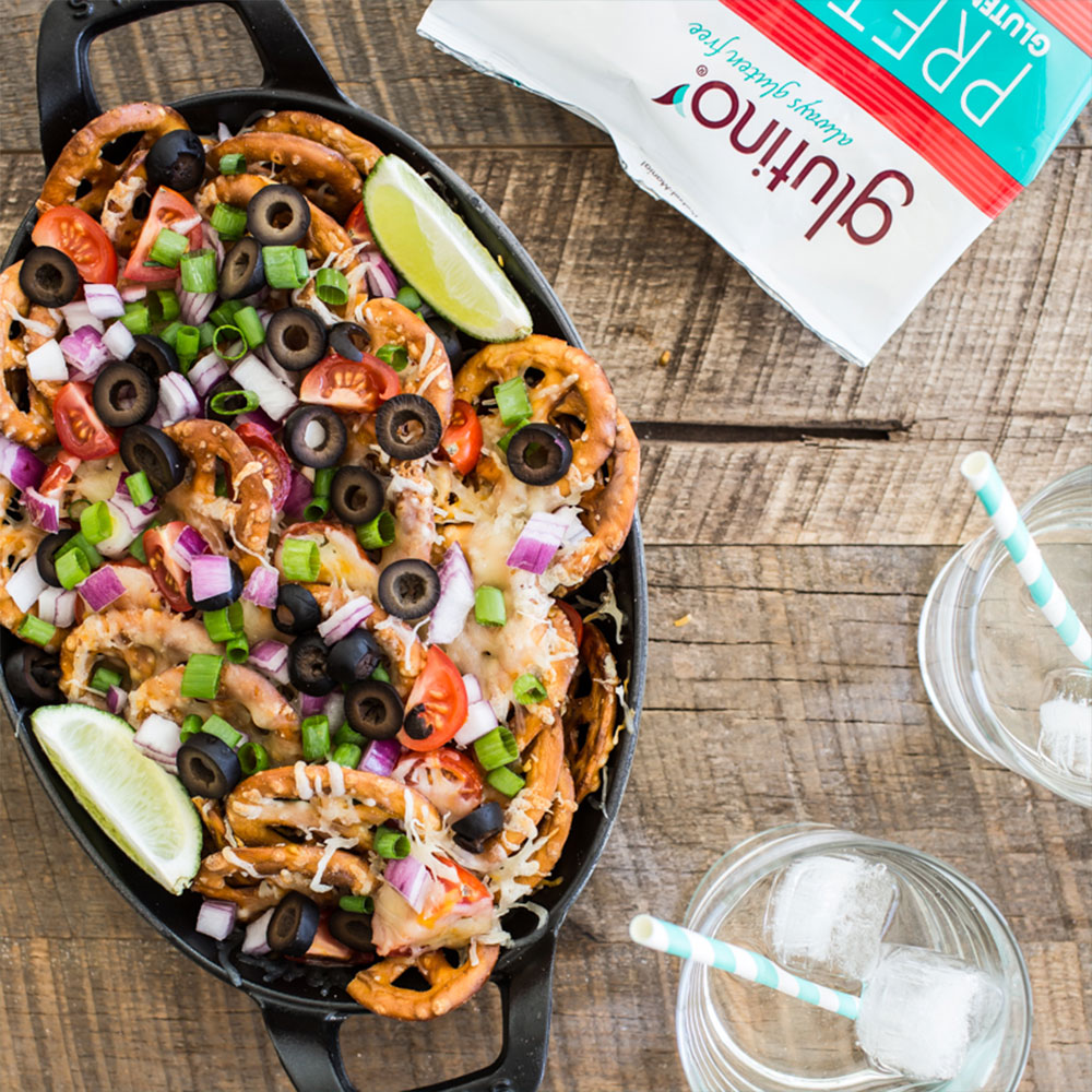 Nachos with cheese, olives, green pepper, tomatoes and lime