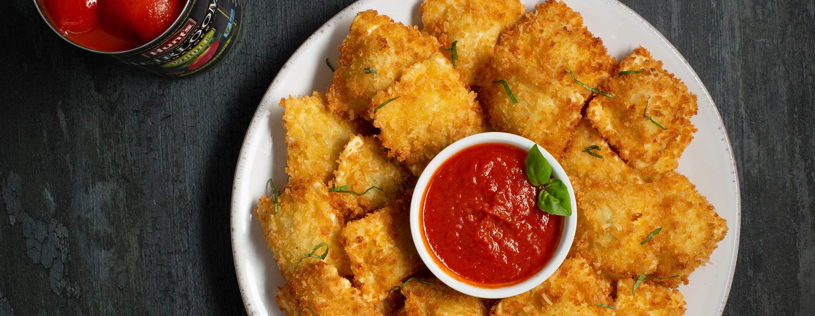 Bouchées de raviolis grillés avec marinara épicée