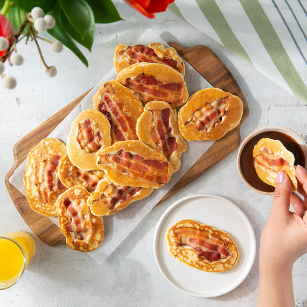 Doigts de crêpes au bacon avec trempette