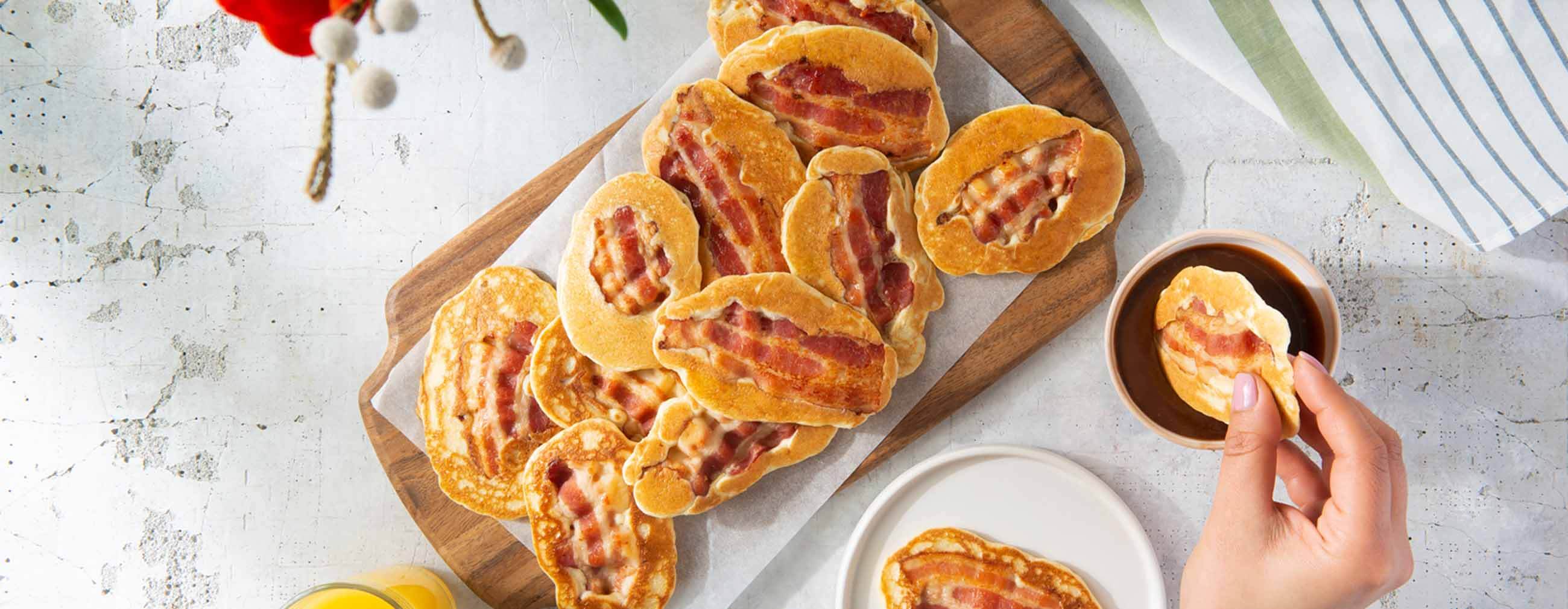 Doigts de crêpes au bacon avec trempette