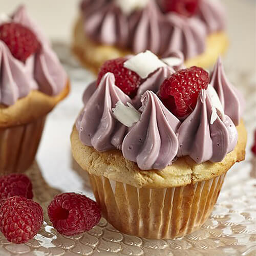 Petits gâteaux aux framboises et aux pépites de chocolat blanc