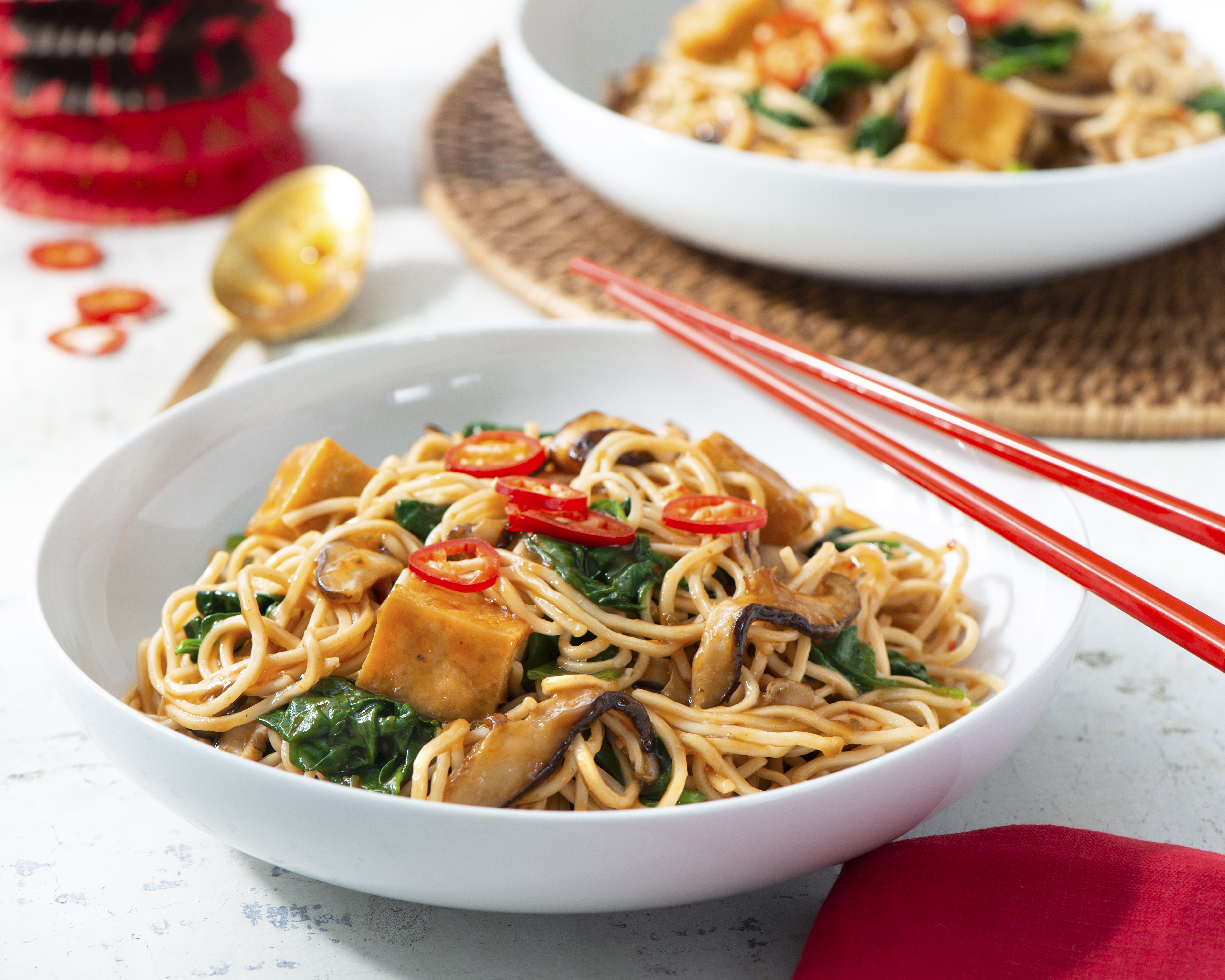 Ces nouilles savoureuses aux champignons et au tofu sont parfaites pour célébrer le Nouvel An chinois.